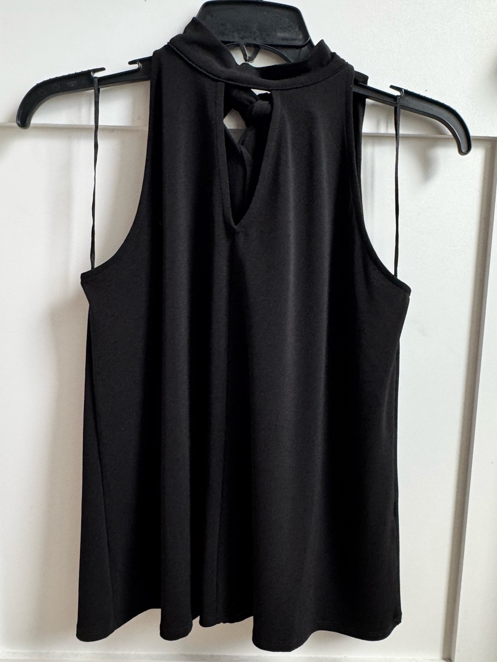 Banana Republic Women’s Black Mock Neck Halter. Keyhole Front, Ties Behind Neck.